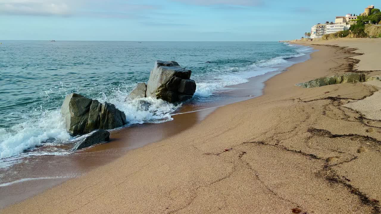 deslizamiento cinematografia rodada mediterraneo playa sin gente al amanecer azul turquesa aguas tranquilas barcelona costa maresme costa brava españa turismo europeo