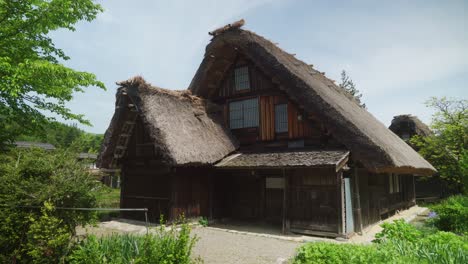 Establishing-a-solitary-large-thatched-roof-house,-Shirakawago-Japan-Unesco-World-Heritage-Site