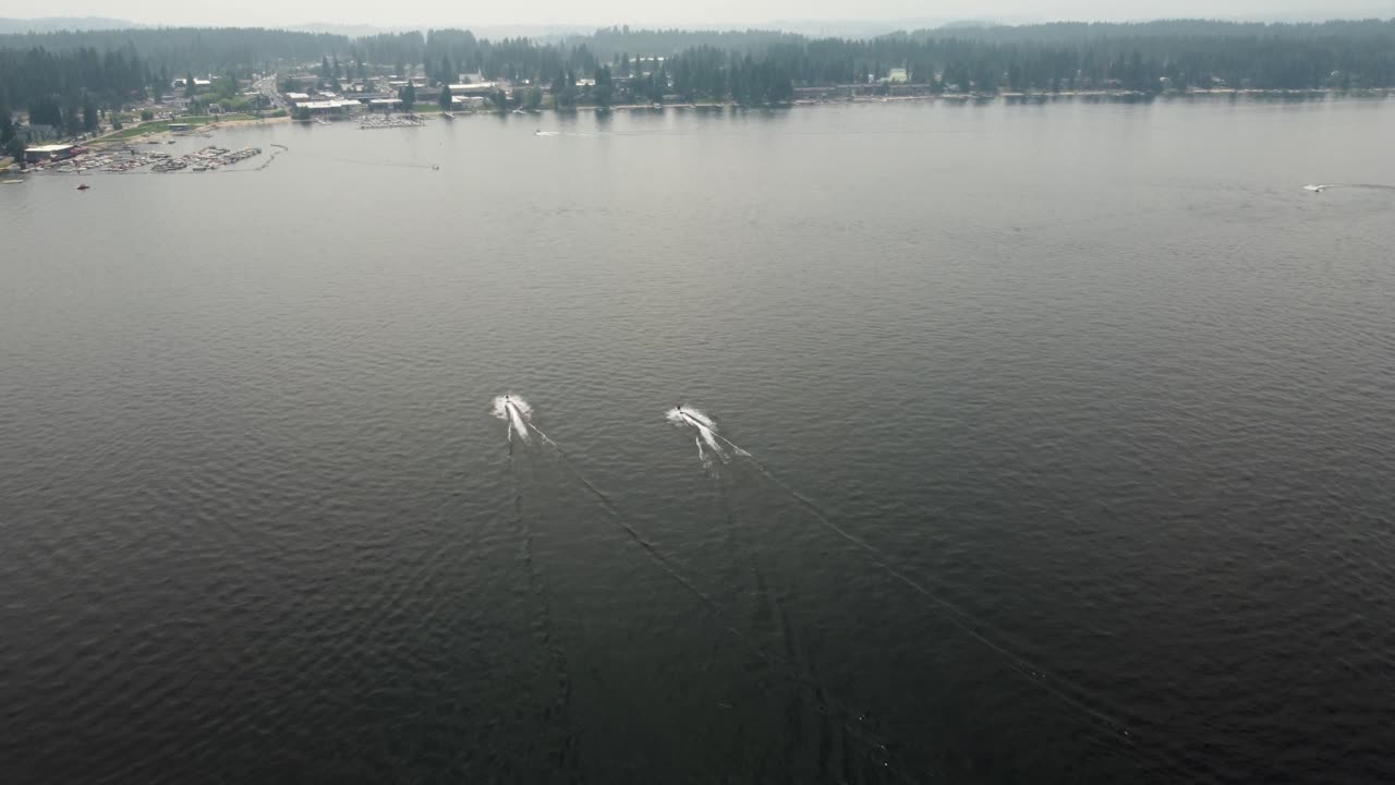 선착장으로 향하는 페이에트 호수에 있는 두 척의 보트의 드론 샷