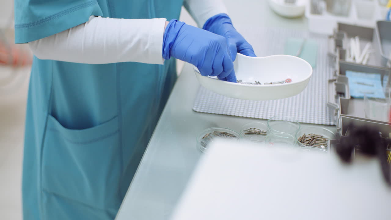 el médico ordena los instrumentos médicos en la clínica de salud 2