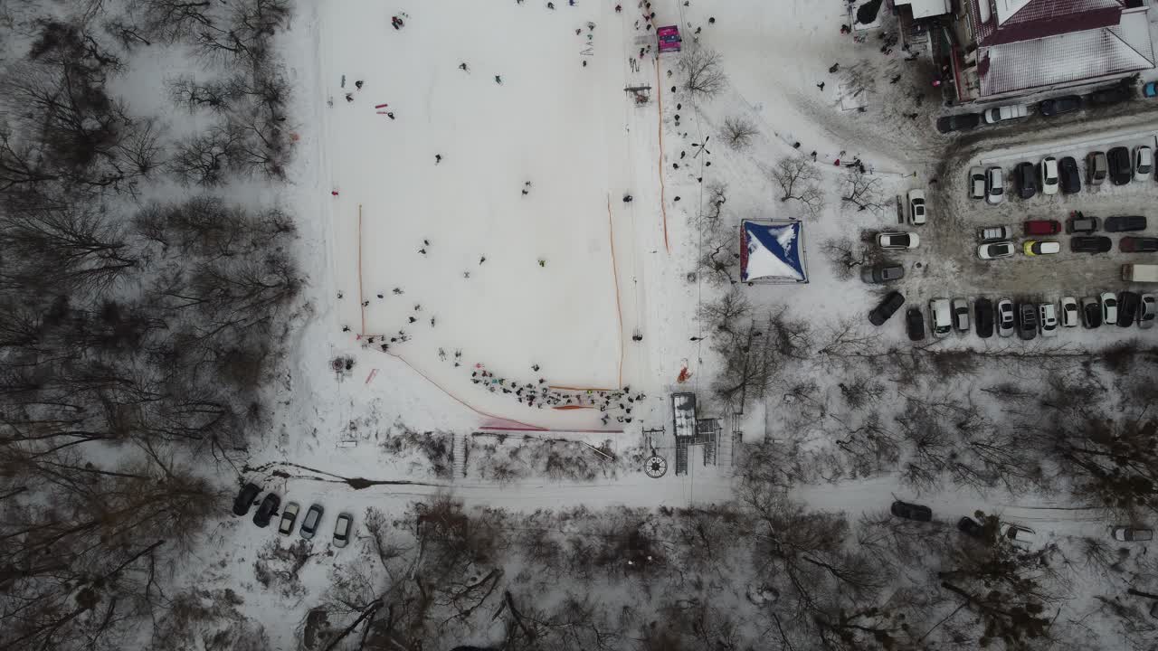 스키 리조트 슬로프에서 드론 보기. 공중에서 숲과 스키 슬로프. 드론으로 본 겨울 풍경. 스키장의 눈 덮인 풍경. 항공 사진
