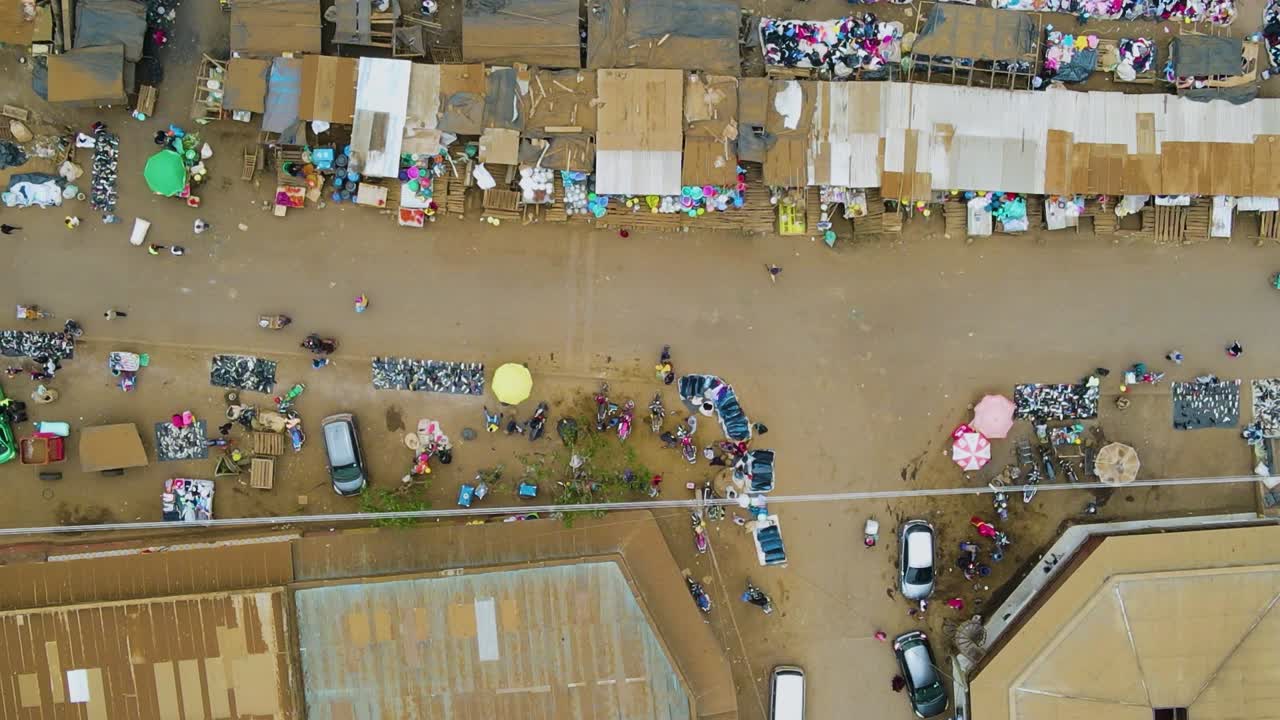 케냐의 나이로비 교외의 빈민촌인 로이토토크 (loytoktok) 의 조류의 공중 풍경