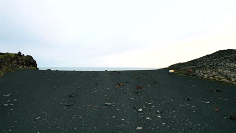 Vista-Aérea-De-La-Playa-De-Ceniza-Volcánica-Negra-En-Islandia,-Atmósfera-Misteriosa