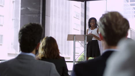 Joven-Negra-Presentando-Un-Seminario-Ante-Una-Audiencia-De-Negocios,-Filmada-En-R3d