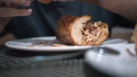 Essen-Im-Restaurant---Mann,-Der-Ein-Baguette-Isst