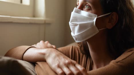 Mujer-Caucásica-Usando-Una-Mascarilla-En-Casa