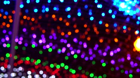 bokeh abstracto de luces de colores en el fondo en el festival nocturno. resolución 4k