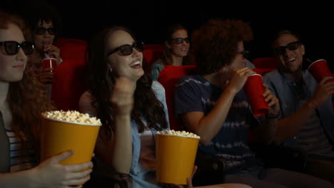 amigos viendo películas en 3d en el cine