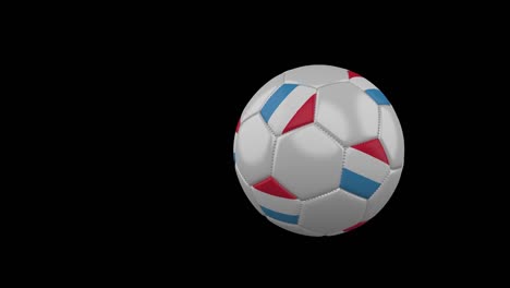 bandera de luxemburgo en una pelota de fútbol voladora sobre un fondo transparente, canal alfa