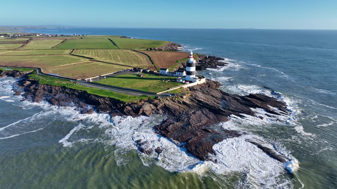 Det vilde Atlanterhavs brusende skønhed. Hook Head Lighthouse, Wexford, Irland om vinteren