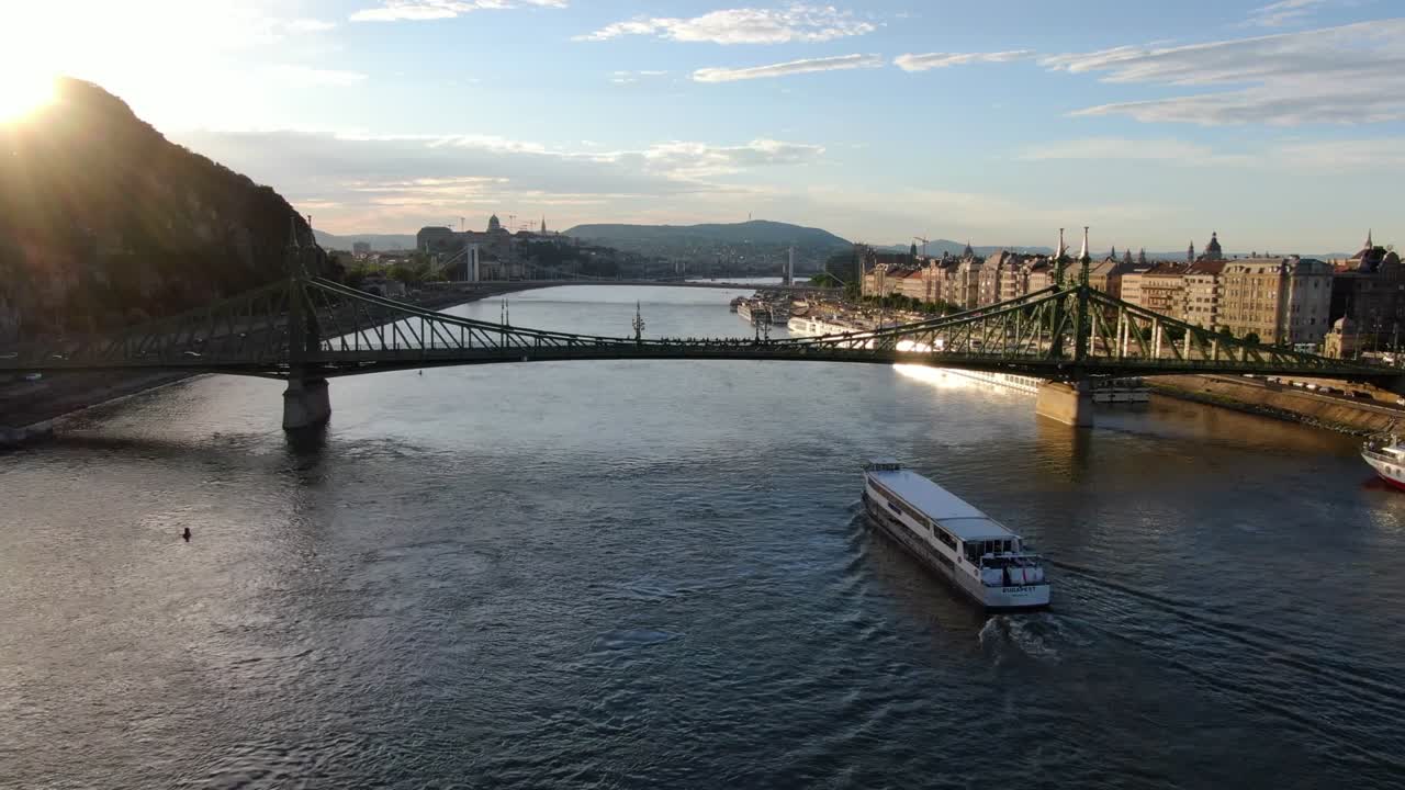 해가 지는 도나우 강 항해 의 공중 사진