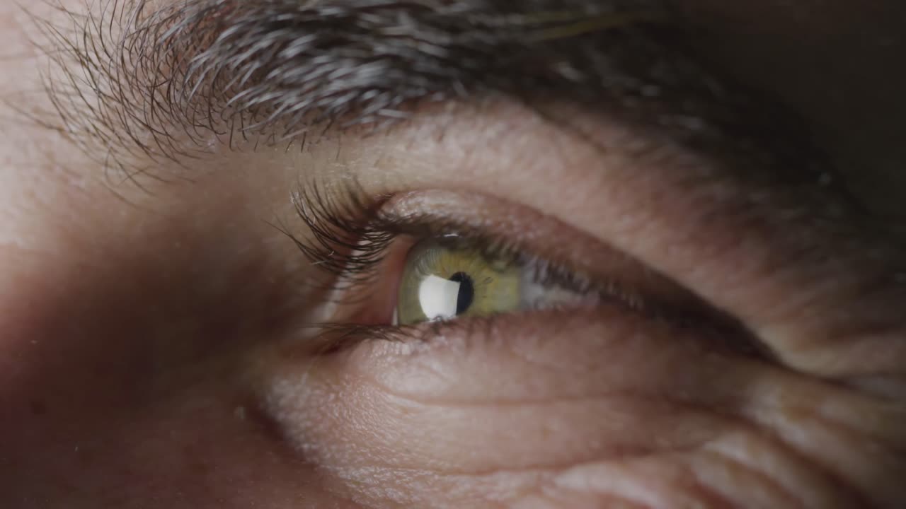 ojo verde que parpadea