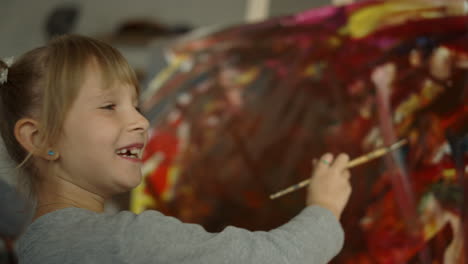 Pequeño-Pintor-Dibujando-En-Taller-De-Arte