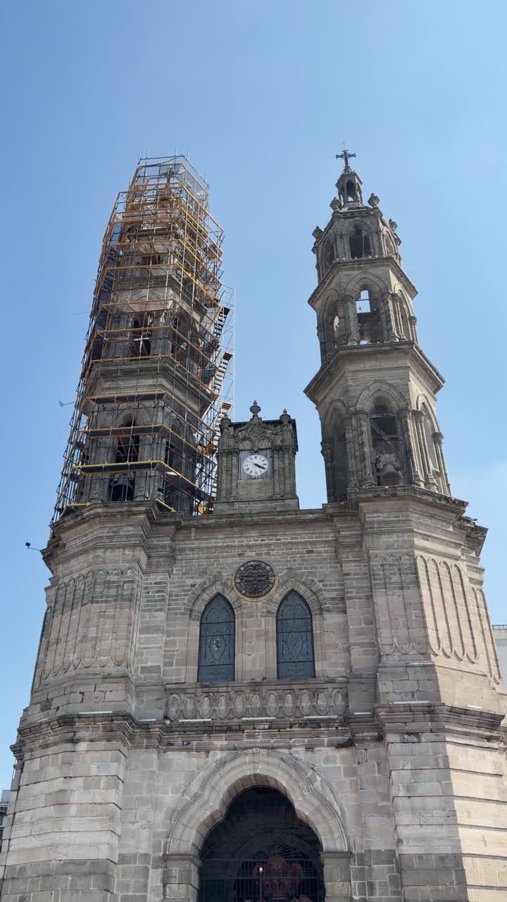 Cattedrale di Tepic con impalcature in costruzione, esterno in verticale.