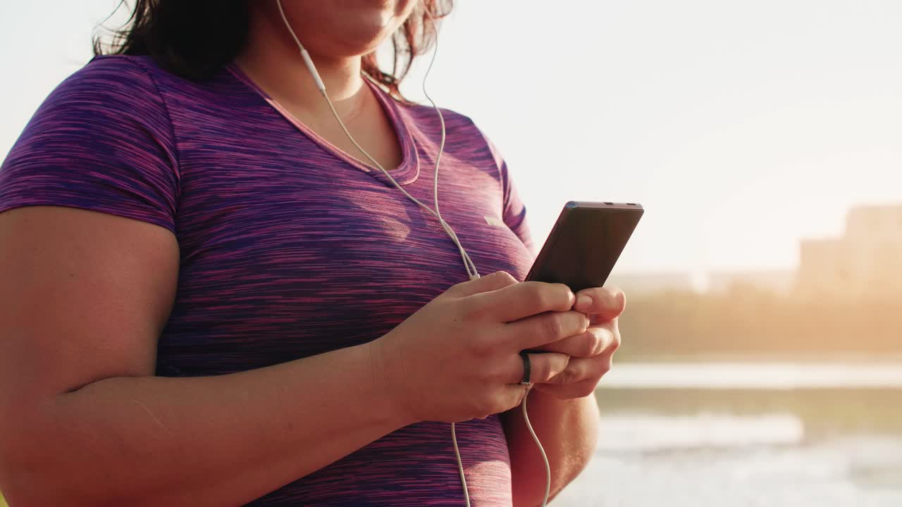 휴대 전화를 사용하는 젊은 달리기 선수