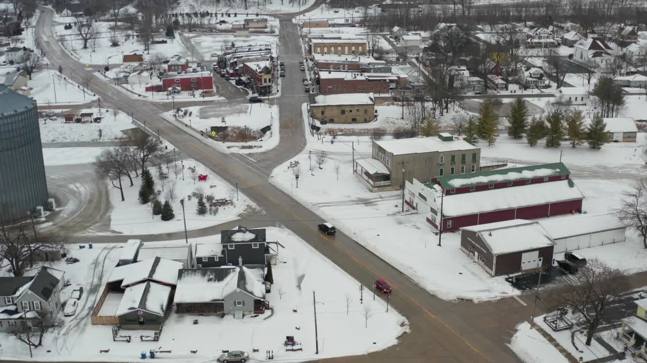 Piccola città invernale in stile americano con auto che guidano per strada in vista aerea