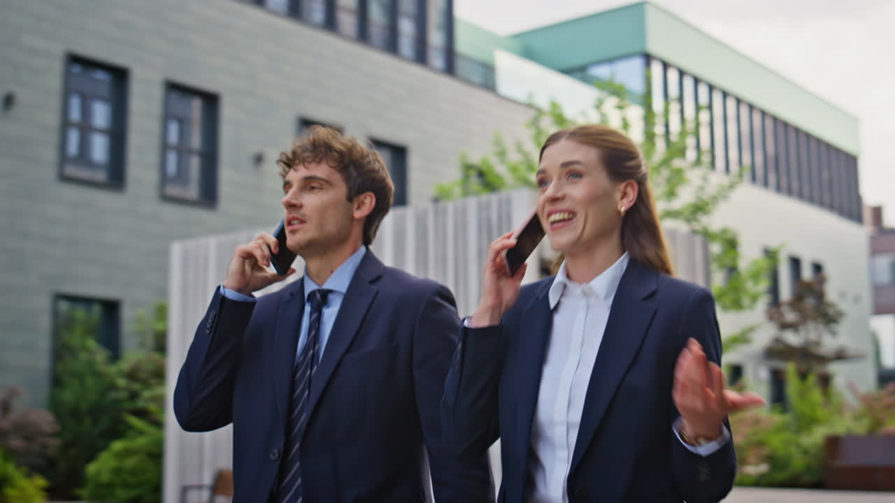 スマートフォンで話しながら街を歩く、陽気なビジネスパーソンのクローズアップ