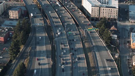 Toma-De-Drones-De-Seguimiento-Lento-Del-Tráfico-De-La-Autopista-Por-La-Tarde-Con-Largas-Sombras