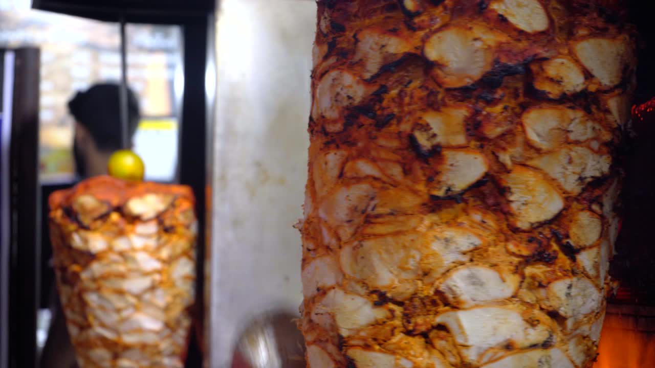 cortar una rebanada de shwarma con cuchillo indian bus mira road cortando hornear pan roll comida callejera