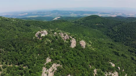 Montañas-Boscosas-Sobre-El-Complejo-Rocoso-De-Piedras-Sordas-En-Los-Ródopes-Orientales,-Bulgaria