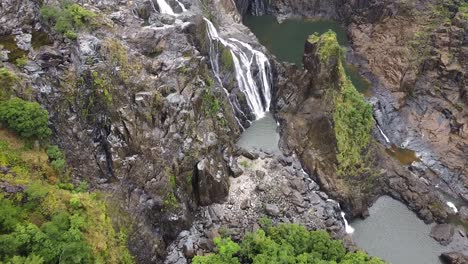 las majestuosas montañas rocosas barron falls en australia - antena