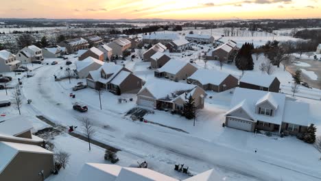 Crepúsculo-Sobre-Un-Barrio-Suburbano-Nevado-Con-Casas-Con-Frontones-Y-árboles-Desnudos