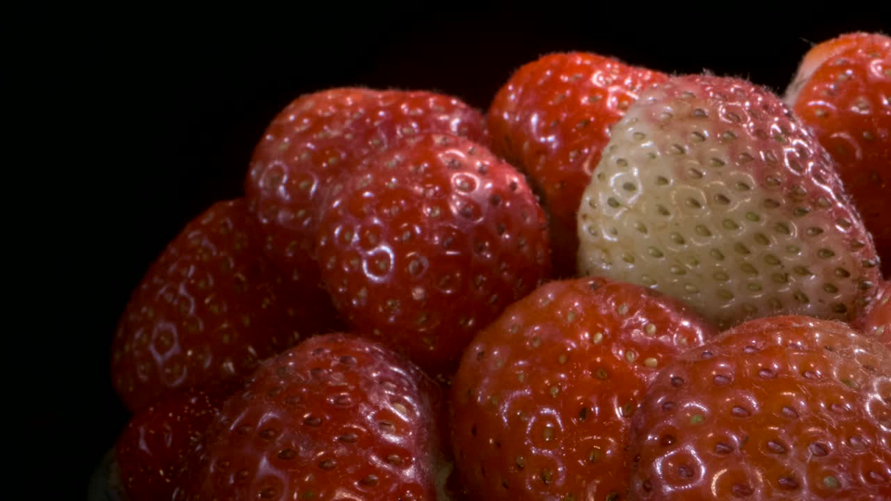 검은색 바탕에 은 딸기를 회전시키고, 클로즈업, 카메라 회전 360도.