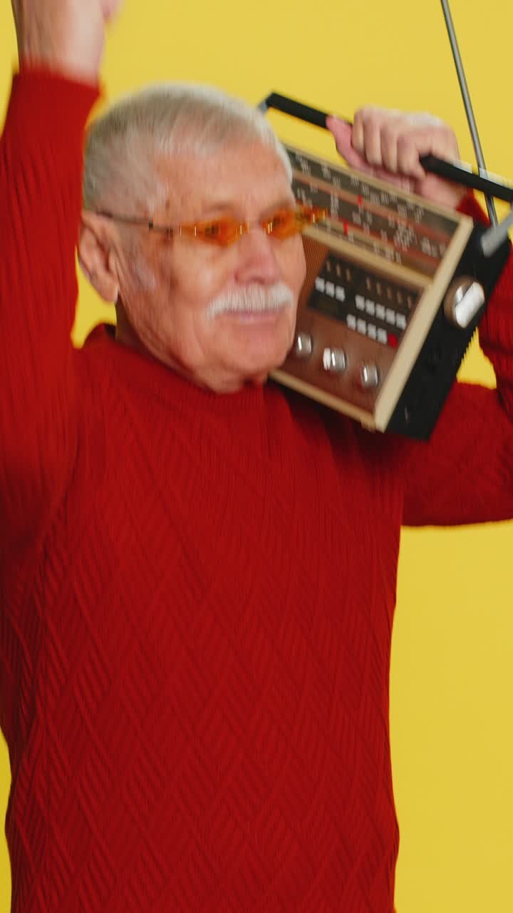 Glad gammel mand lytter til musik på retro båndoptager diskodans fan af vintage teknologier
