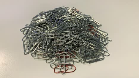 clips de papel en una pila