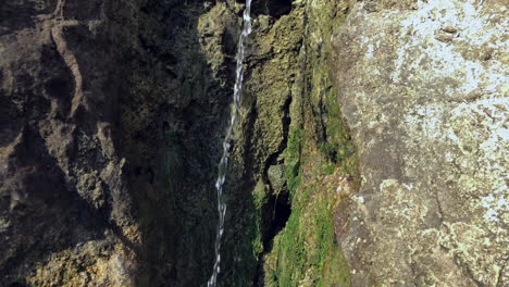 Wasser-Kommt-Aus-Dem-Berg