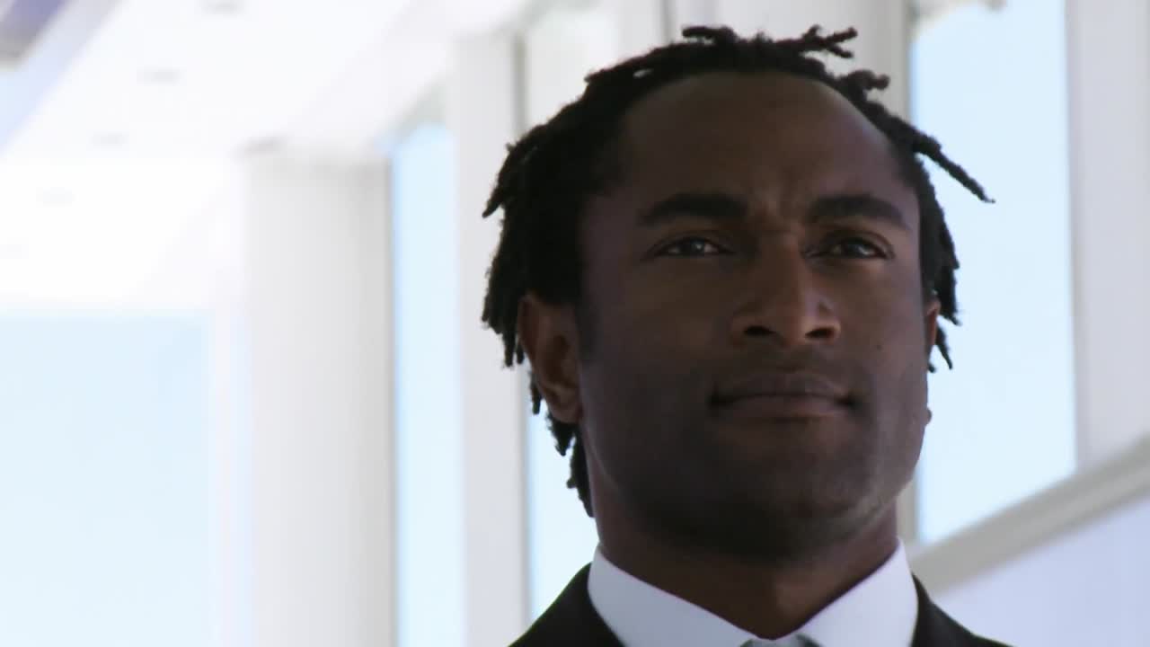 hombre de negocios mirando concentrado a la cámara