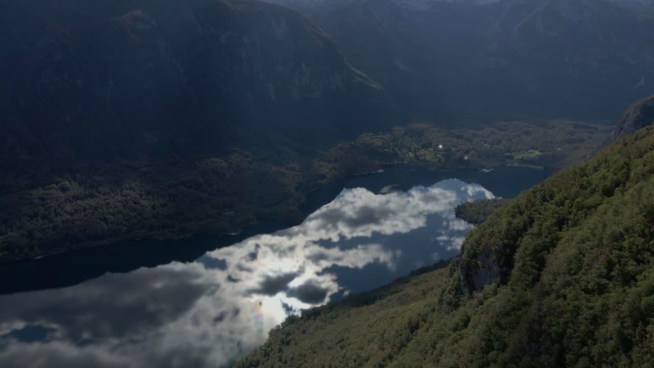 Slovenya'da görkemli dağ manzaralarıyla çevrili Bohinj Gölü'nün sakin suları