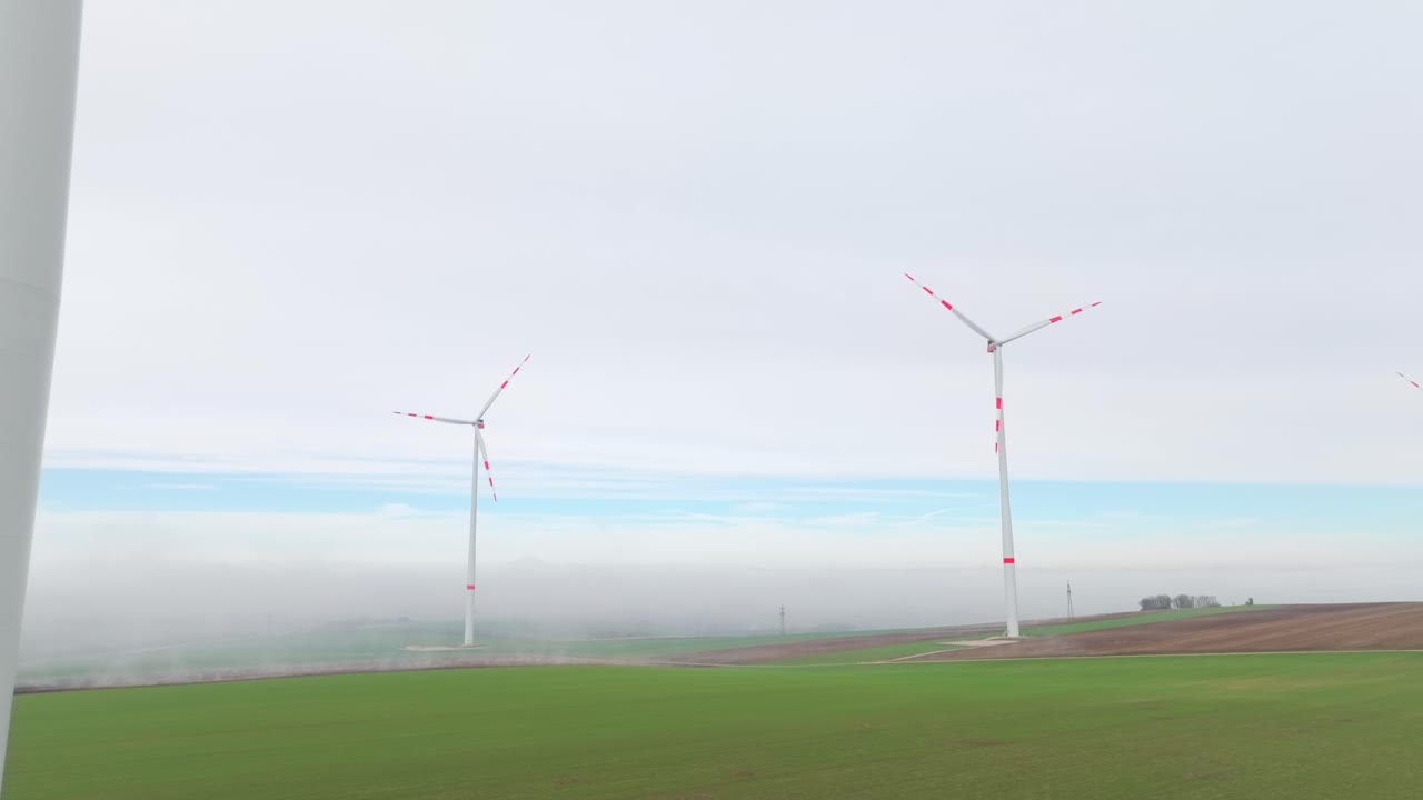 해가 뜨는 동안 풍력 터빈의 시골 장면