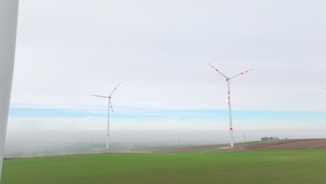 Ländliche-Szene-Einer-Windkraftanlage-Bei-Sonnenaufgang