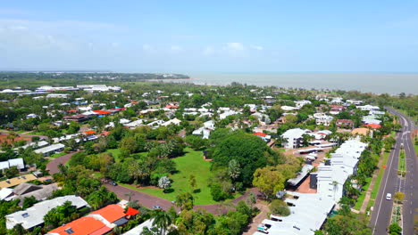 Drone-Aéreo-De-Parque-En-Un-Suburbio-Residencial-Rodeado-De-Apartamentos-Y-Casas-En-El-Territorio-Del-Norte-De-Darwin,-Australia