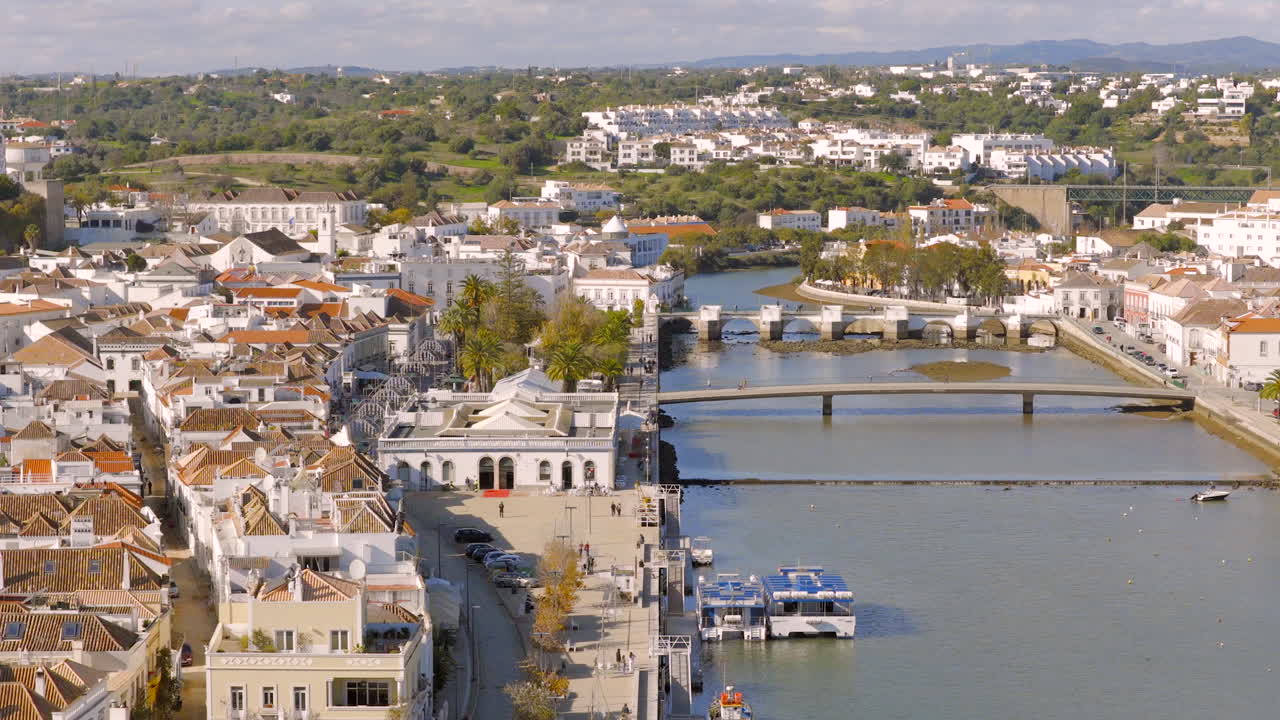 Vista aérea del casco histórico de Tavira, puente sobre el río Gilão, Algarve, Portugal
