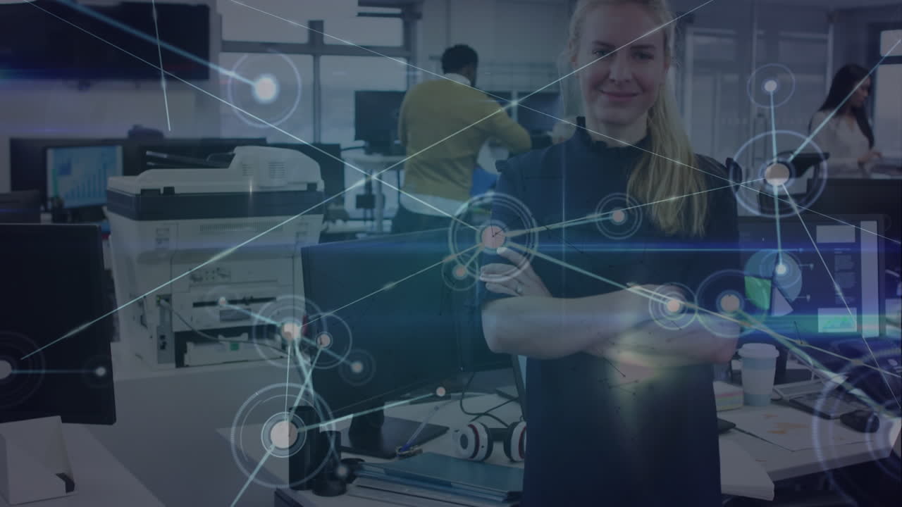 animación de una red de conexiones con iconos sobre una mujer de negocios caucásica sonriente