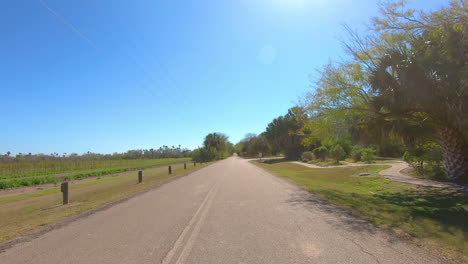 Pov-Mientras-Conduce-Hacia-El-Refugio-Nacional-De-Vida-Silvestre-De-Santa-Ana-En-El-Valle-Inferior-Del-Río-Grande-Cerca-De-Alamo-Texas