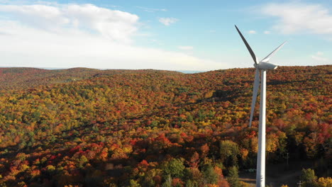 Molino-De-Viento-Turbina-Energía-Limpia-Parque-Eólico-Hermosa-Temporada-De-Hojas-De-Otoño