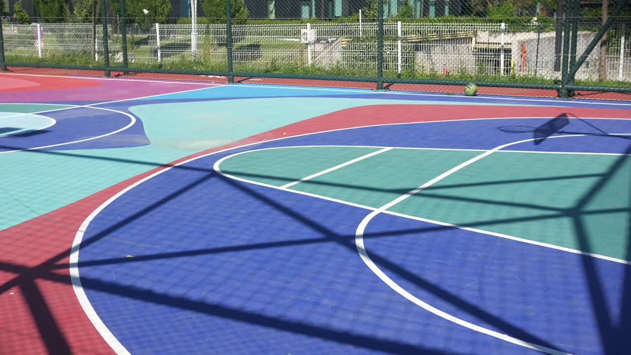 カラフルな屋外バスケットボールコート