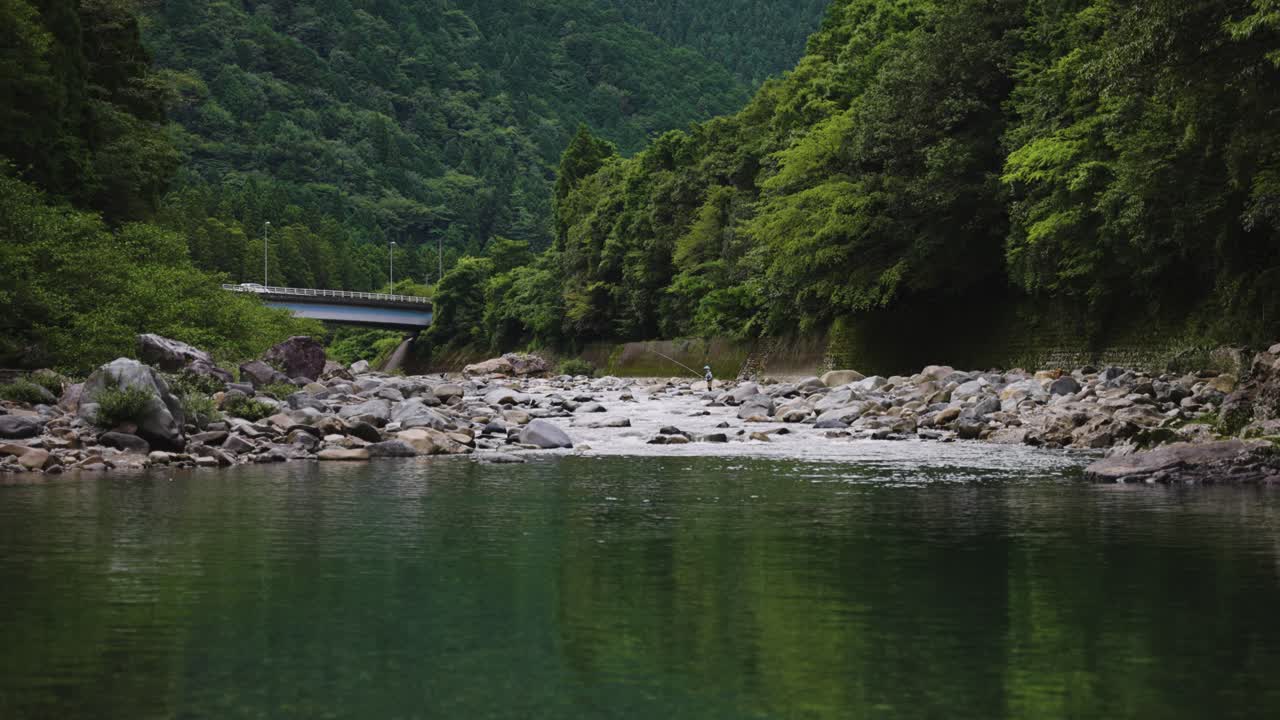 이타 도리 강의 깨끗한 야생을 따라 일본 기후 세키 산