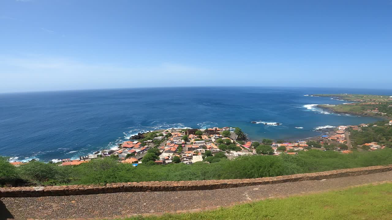 comunidades costeras de cidade velha en la isla de santiago, cabo verde, áfrica - avión no tripulado volando hacia adelante