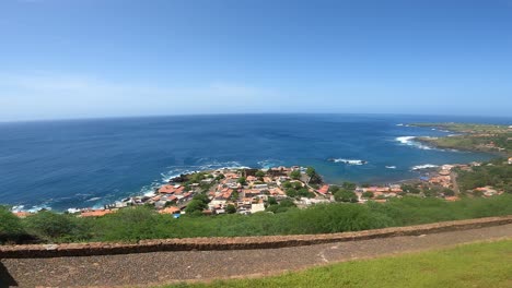 Comunidades-Costeras-De-Ciudad-Vieja-En-La-Isla-De-Santiago,-Cabo-Verde,-África---Drone-Volando-Hacia-Adelante