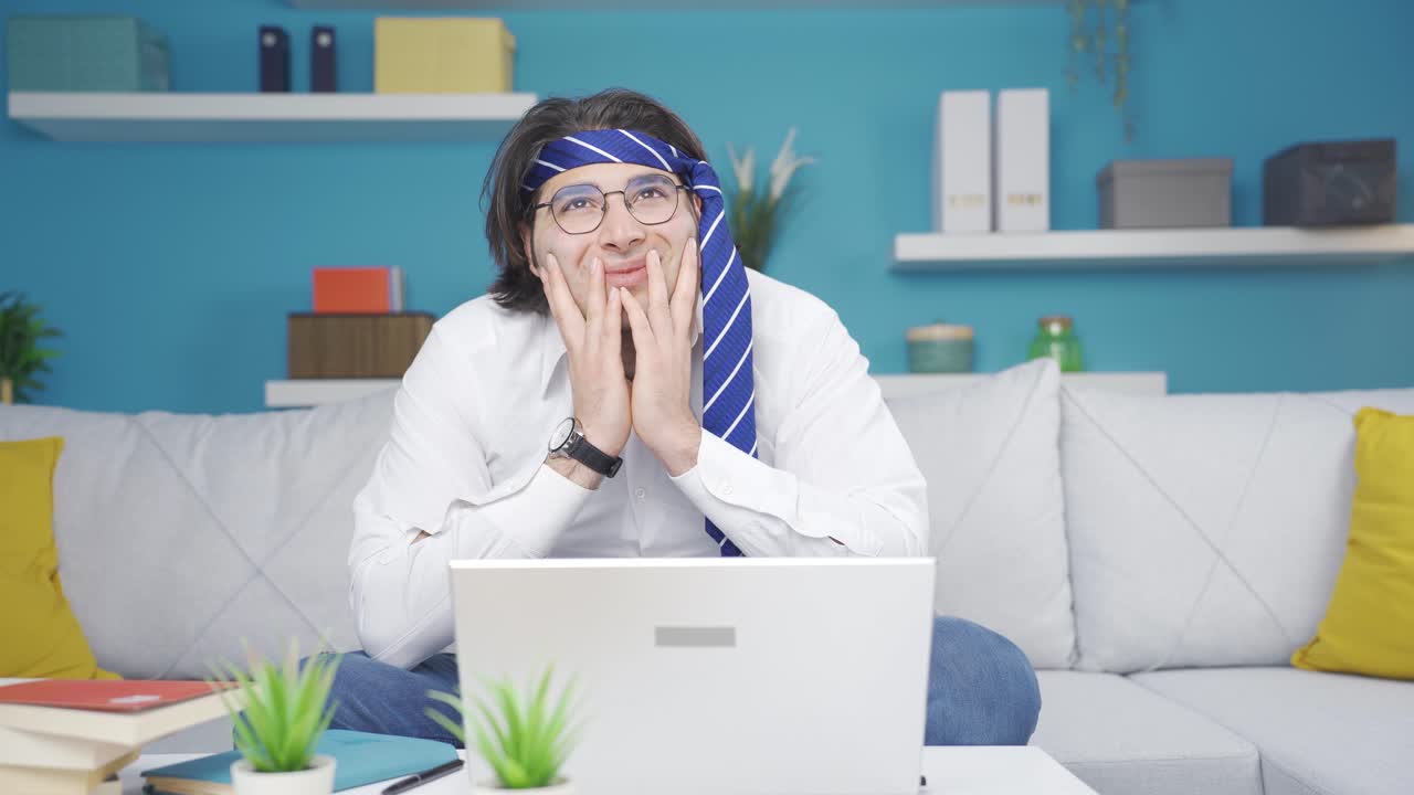 웃긴 외모의 남자가 꿈을 꾸고 있다. 사업적인 꿈.