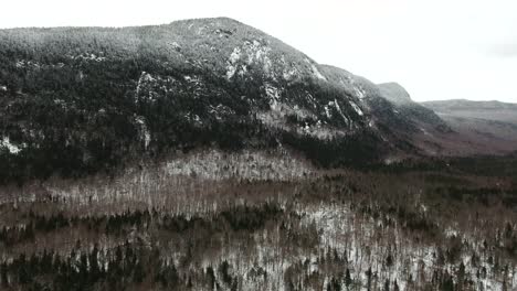 Riesiger-Berg-Mit-Etwas-Schnee-Auf-Der-Spitze