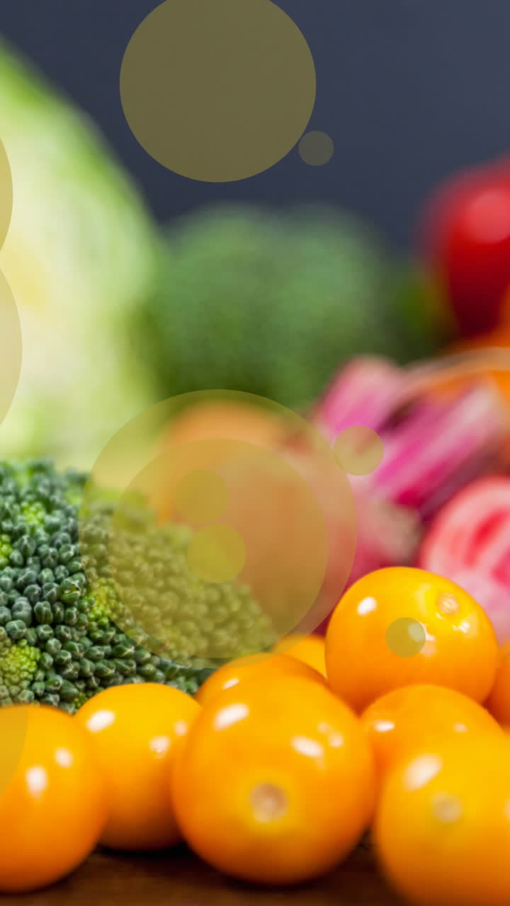 animación de puntos sobre verduras frescas