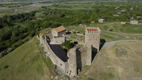 Antigua-Fortaleza-Medieval-Del-Castillo-De-Samtsevrisi-En-La-Cima-De-Una-Colina-En-Georgia