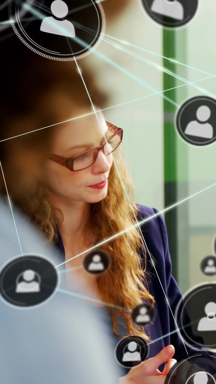 Vertikales Video: Eine professionelle Frau gestikuliert, während ein diagonaler Wisch ein technologisches Netzwerk für das Team initiiert.