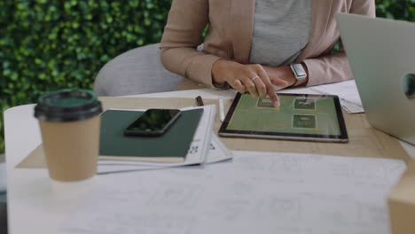 equipo de jóvenes empresarios desarrolladores de software que diseñan aplicaciones móviles mujeres inteligentes que usan tabletas compartiendo ideas creativas para aplicaciones de comunicación trabajo en equipo en la oficina moderna