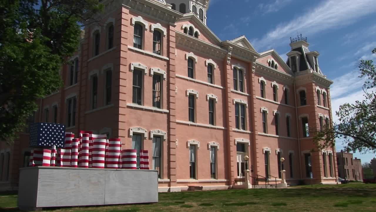 앞에 미국 국기가 있는 오래된 빅토리아 시대 건물까지 기울입니다.